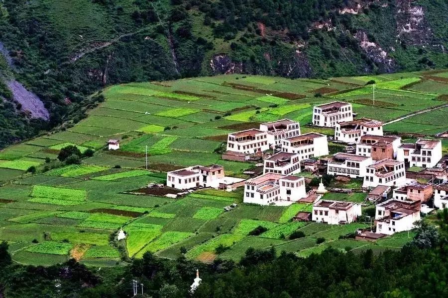 國(guó)慶去哪里玩，成都租車自駕去川西，一個(gè)景色媲美西藏的地方
